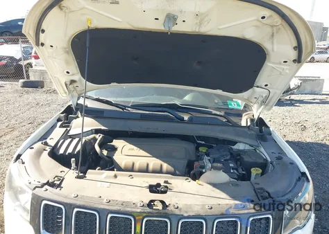 2018 Jeep Compass Latitude 4X4 z USA, uszkodzony, nr VIN 3C4NJDBB3JT483660